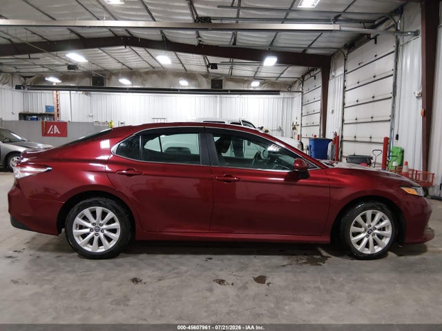 45607961 :رقم المزاد ، 4T1B11HKXJU662630 vin ، 2018 Toyota Camry Le مزاد بيع