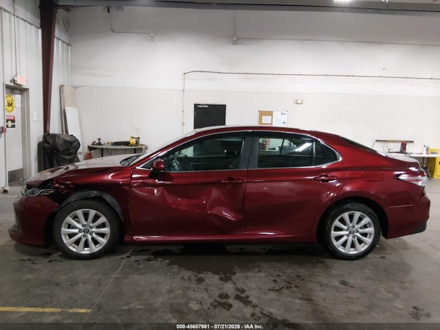 45607961 :رقم المزاد ، 4T1B11HKXJU662630 vin ، 2018 Toyota Camry Le مزاد بيع