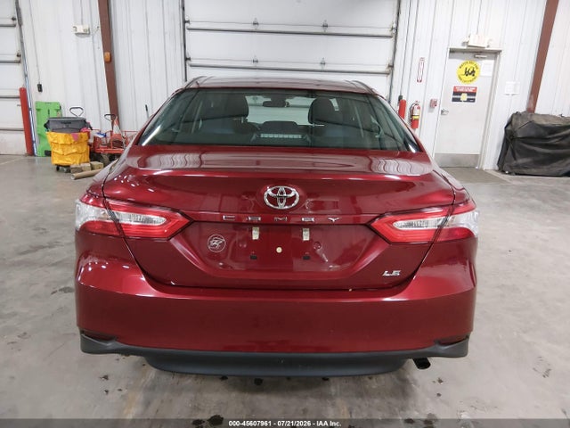 45607961 :رقم المزاد ، 4T1B11HKXJU662630 vin ، 2018 Toyota Camry Le مزاد بيع