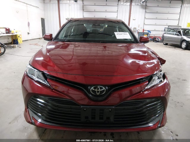45607961 :رقم المزاد ، 4T1B11HKXJU662630 vin ، 2018 Toyota Camry Le مزاد بيع