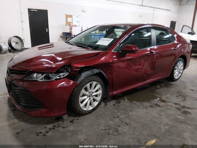 45607961 :رقم المزاد ، 4T1B11HKXJU662630 vin ، 2018 Toyota Camry Le مزاد بيع