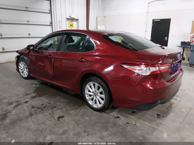 45607961 :رقم المزاد ، 4T1B11HKXJU662630 vin ، 2018 Toyota Camry Le مزاد بيع