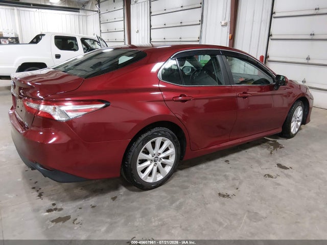 45607961 :رقم المزاد ، 4T1B11HKXJU662630 vin ، 2018 Toyota Camry Le مزاد بيع