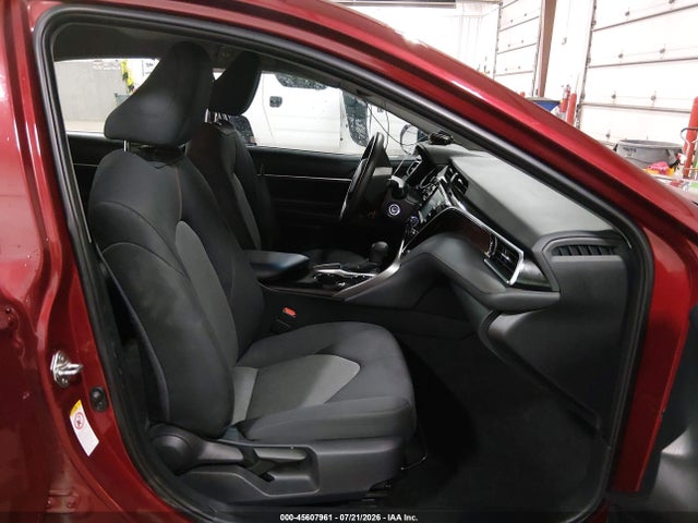 45607961 :رقم المزاد ، 4T1B11HKXJU662630 vin ، 2018 Toyota Camry Le مزاد بيع