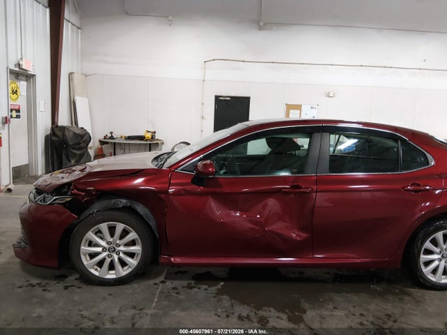45607961 :رقم المزاد ، 4T1B11HKXJU662630 vin ، 2018 Toyota Camry Le مزاد بيع