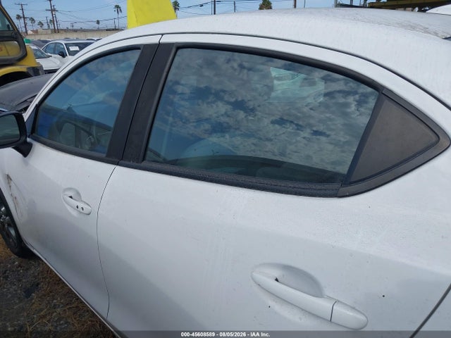 3MYDLBYVXKY513805 Toyota YARIS LE