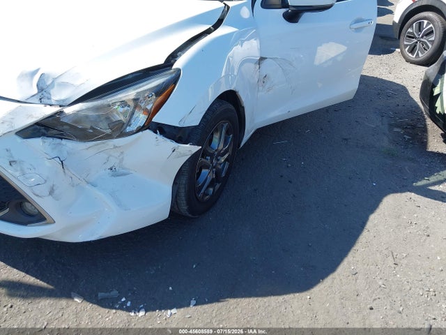 3MYDLBYVXKY513805 Toyota YARIS LE