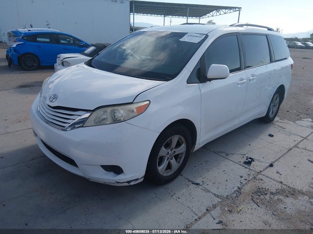 Toyota Sienna Le 8 Passenger 2017 5TDKZ3DC1HS793502 Image 2