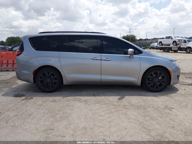 Chrysler Pacifica 35th Anniversary Limited 2019 2C4RC1GG2KR746322 Image 13