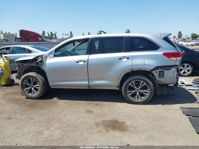 Toyota Highlander Le 2018 5TDZARFH6JS038272 Image 15