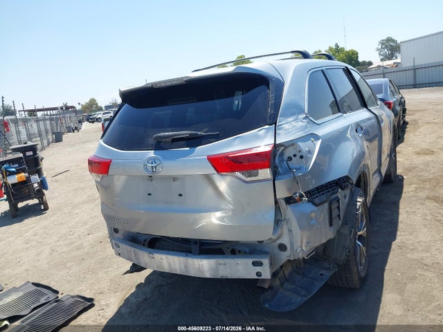 Toyota Highlander Le 2018 5TDZARFH6JS038272 Image 17
