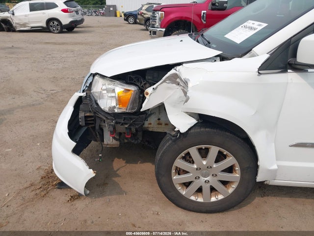 2015 Chrysler Town & Country Touring მანქანა იყიდება აუქციონზე, vin: 2C4RC1BG3FR521789, აუქციონის ნომერი: 45609809