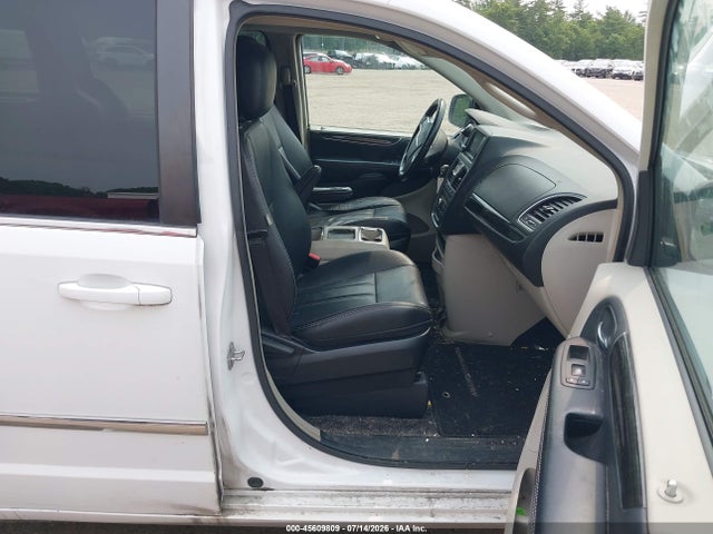2015 Chrysler Town & Country Touring მანქანა იყიდება აუქციონზე, vin: 2C4RC1BG3FR521789, აუქციონის ნომერი: 45609809