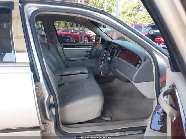 Продажа на аукционе авто 2007 Lincoln Town Car Signature Limited, vin: 1LNHM82W17Y628826, номер лота: 45610415