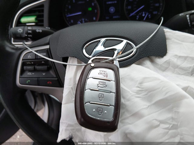 Продажа на аукционе авто 2017 Hyundai Elantra Limited, vin: KMHD84LFXHU065956, номер лота: 45612002