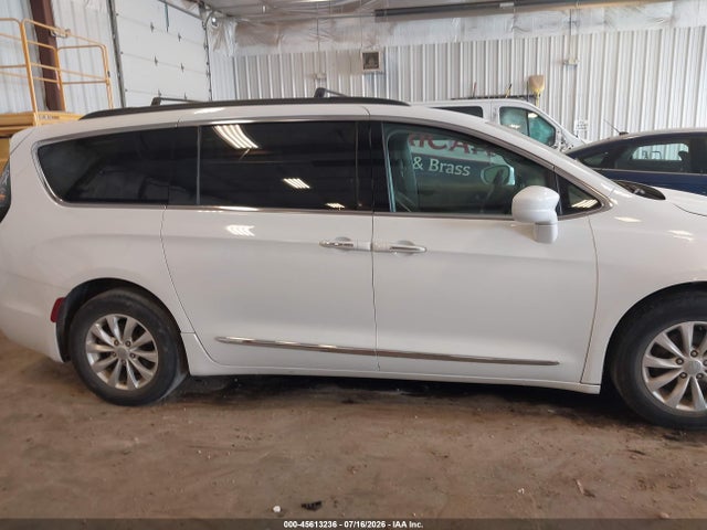 2017 Chrysler Pacifica Touring-l მანქანა იყიდება აუქციონზე, vin: 2C4RC1BGXHR507889, აუქციონის ნომერი: 45613236