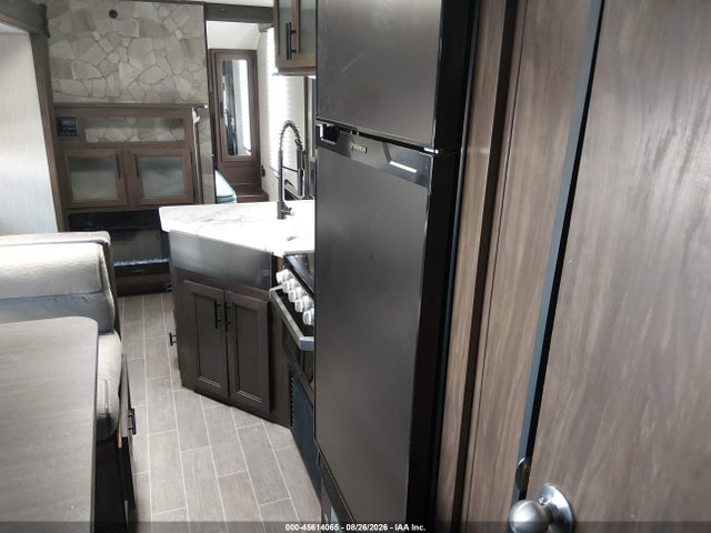 45614065 :رقم المزاد ، 4X4TCKB27LK063517 vin ، 2020 Cherokee Travel Trailer مزاد بيع