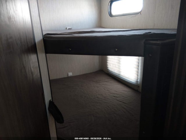 45614065 :رقم المزاد ، 4X4TCKB27LK063517 vin ، 2020 Cherokee Travel Trailer مزاد بيع