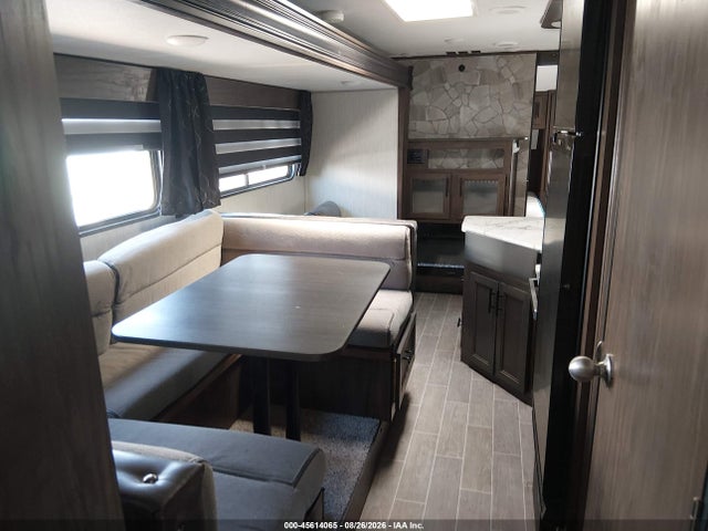 45614065 :رقم المزاد ، 4X4TCKB27LK063517 vin ، 2020 Cherokee Travel Trailer مزاد بيع