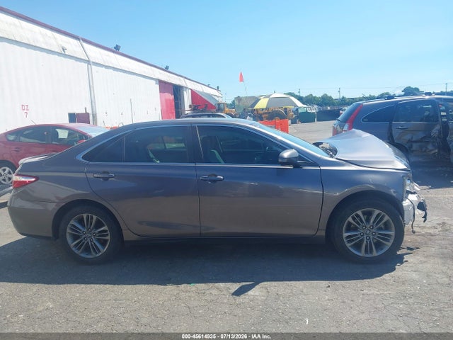 45614935 :رقم المزاد ، 4T1BF1FK6HU672568 vin ، 2017 Toyota Camry Se مزاد بيع