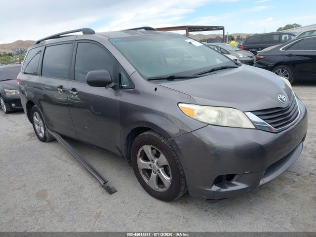 45615847 :رقم المزاد ، 5TDKA3DCXBS006643 vin ، 2011 Toyota Sienna مزاد بيع