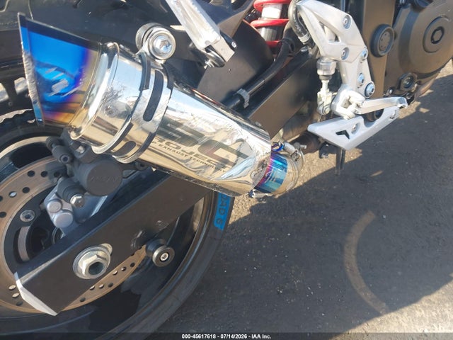 Suzuki GSX-S750 2015 JS1GR7NA0F2102016 Image 16