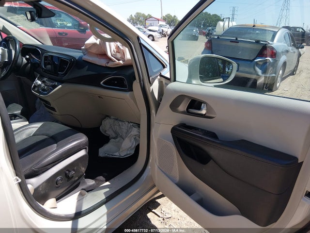 2020 Chrysler Pacifica Touring L Plus მანქანა იყიდება აუქციონზე, vin: 2C4RC1EG1LR282959, აუქციონის ნომერი: 45617732