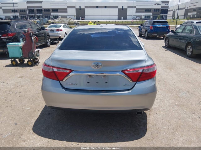 45617867 :رقم المزاد ، 4T4BF1FK4FR451585 vin ، 2015 Toyota Camry Xle مزاد بيع