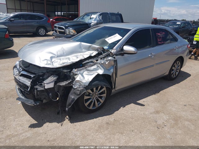 45617867 :رقم المزاد ، 4T4BF1FK4FR451585 vin ، 2015 Toyota Camry Xle مزاد بيع