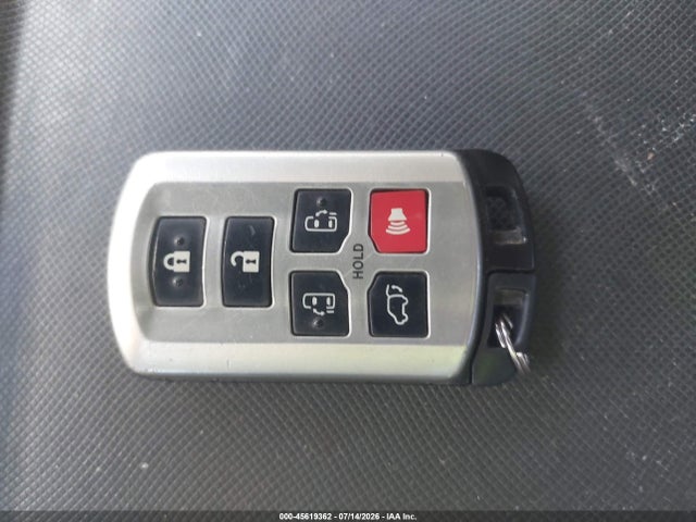 5TDYK3DC6GS721000 Toyota Sienna Xle 8 Passenger
