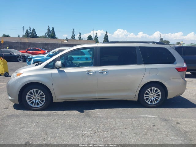 Продажа на аукционе авто 2016 Toyota Sienna Xle 8 Passenger, vin: 5TDYK3DC6GS721000, номер лота: 45619362
