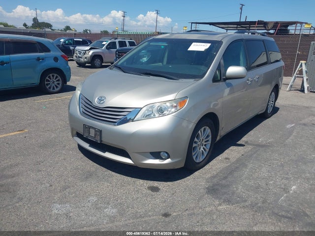 5TDYK3DC6GS721000 Toyota Sienna Xle 8 Passenger
