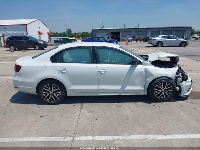 3VWDB7AJ9JM210815 Volkswagen Jetta 1.4t Se/1.4t Wolfsburg Edition