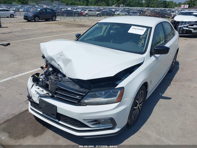 3VWDB7AJ9JM210815 Volkswagen Jetta 1.4t Se/1.4t Wolfsburg Edition