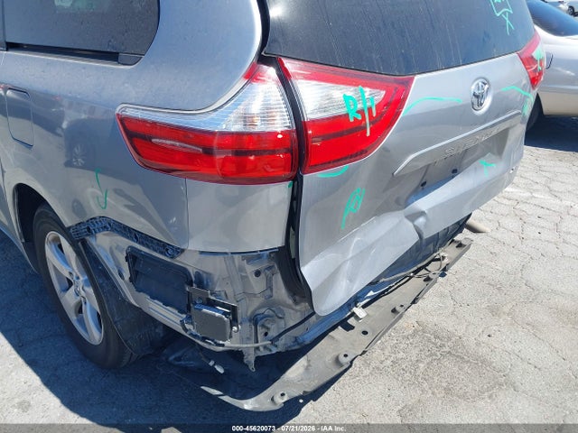 5TDYZ3DC5HS788409 Toyota Sienna Xle 8 Passenger
