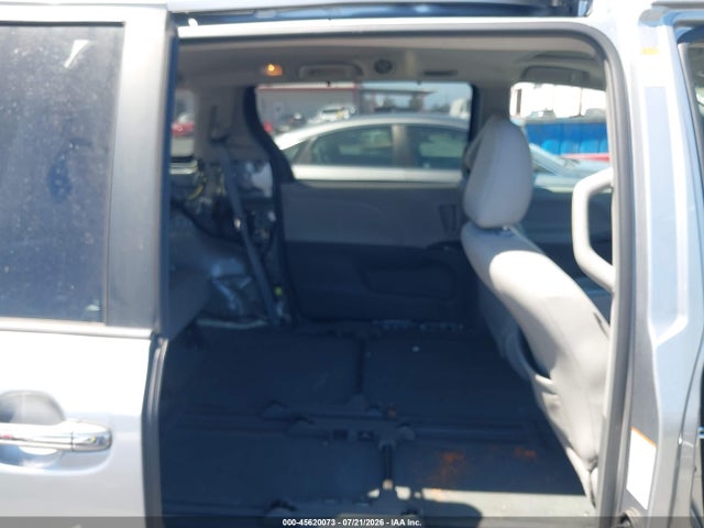 5TDYZ3DC5HS788409 Toyota Sienna Xle 8 Passenger