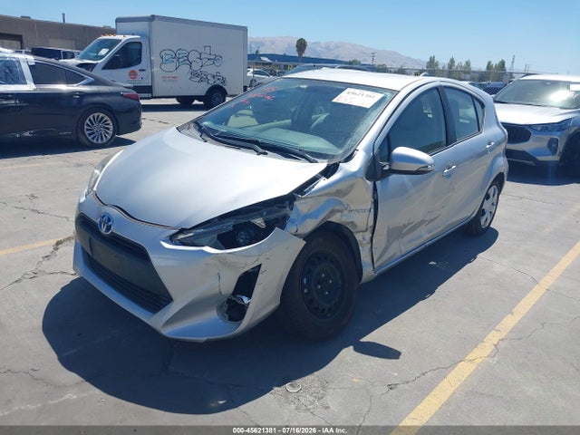 Toyota Prius C One 2015 JTDKDTB33F1581924 Image 2