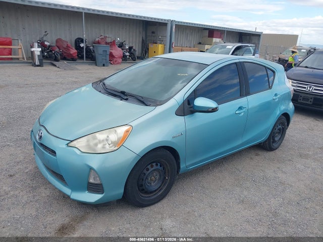 Toyota Prius C One 2014 JTDKDTB32E1067688 Image 2