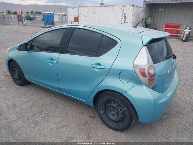 Toyota Prius C One 2014 JTDKDTB32E1067688 Image 3