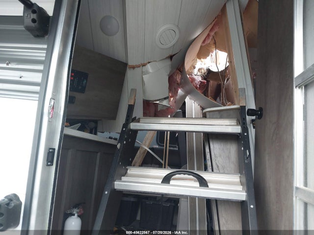 45622567 :رقم المزاد ، 4X4TWDG2XN8809678 vin ، 2022 Wildwood M-31kqbts مزاد بيع