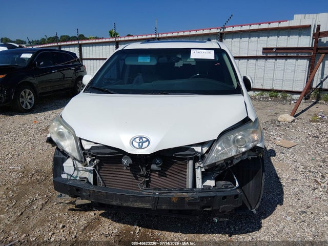 5TDYK3DC1FS628156 Toyota Sienna Xle Premium 8 Passenger
