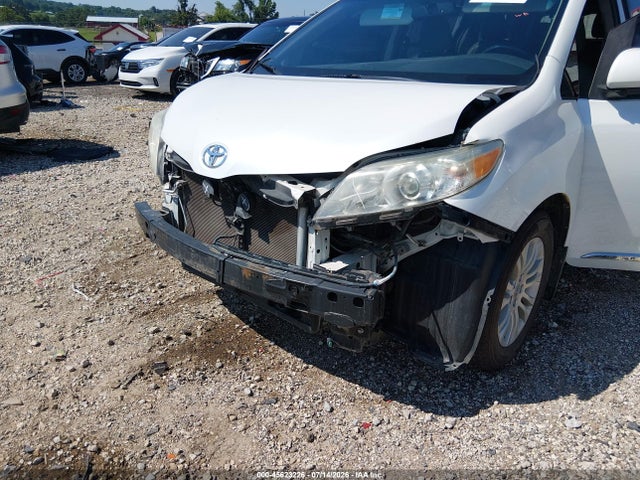 5TDYK3DC1FS628156 Toyota Sienna Xle Premium 8 Passenger