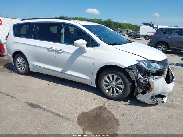 Продажа на аукционе авто 2017 Chrysler Pacifica Touring-l, vin: 2C4RC1BGXHR794196, номер лота: 45623284