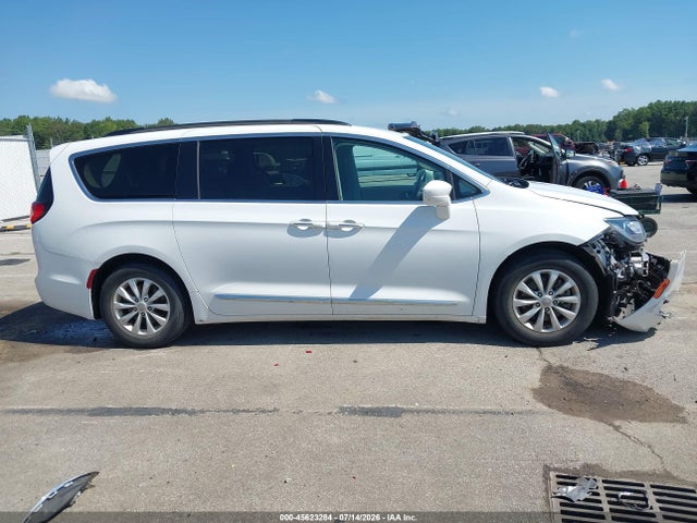 Продажа на аукционе авто 2017 Chrysler Pacifica Touring-l, vin: 2C4RC1BGXHR794196, номер лота: 45623284