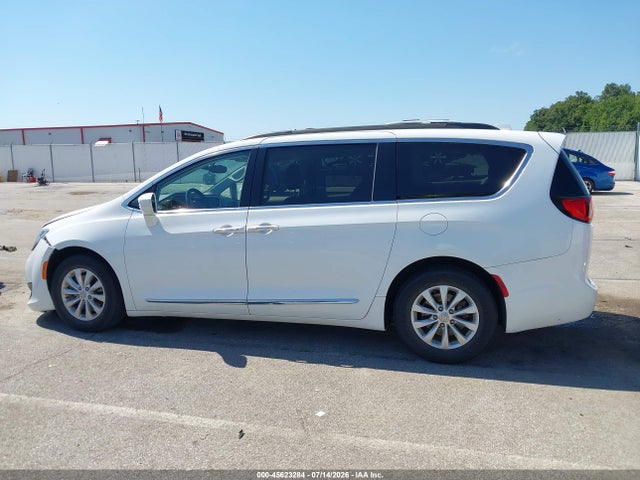 Продажа на аукционе авто 2017 Chrysler Pacifica Touring-l, vin: 2C4RC1BGXHR794196, номер лота: 45623284