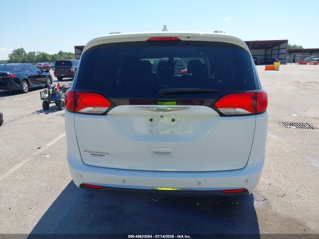 Продажа на аукционе авто 2017 Chrysler Pacifica Touring-l, vin: 2C4RC1BGXHR794196, номер лота: 45623284