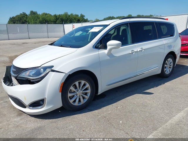 Продажа на аукционе авто 2017 Chrysler Pacifica Touring-l, vin: 2C4RC1BGXHR794196, номер лота: 45623284