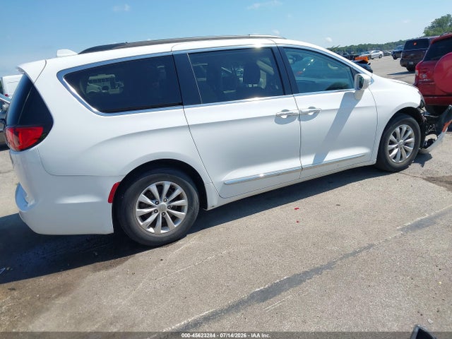 Продажа на аукционе авто 2017 Chrysler Pacifica Touring-l, vin: 2C4RC1BGXHR794196, номер лота: 45623284
