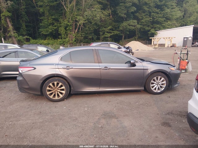 2020 Toyota Camry Le მანქანა იყიდება აუქციონზე, vin: 4T1C11AK4LU977991, აუქციონის ნომერი: 45625867