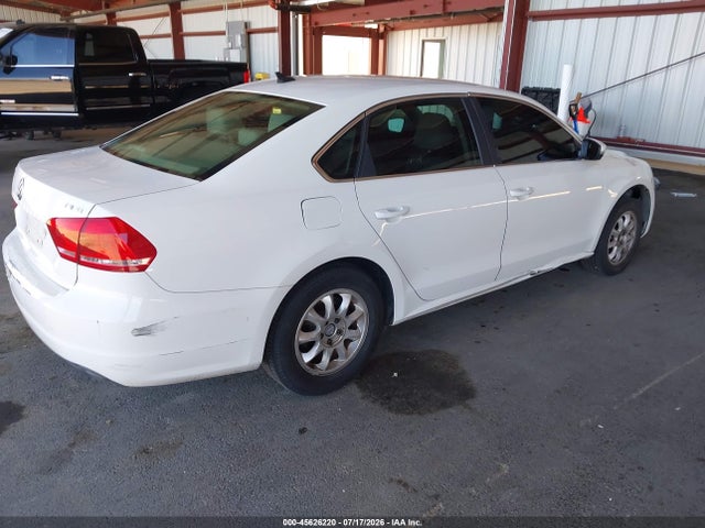 1VWBT7A3XEC046570 Volkswagen Passat 1.8t Se